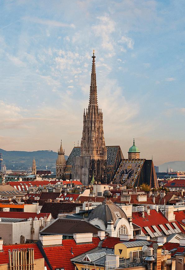 Blick über die Dächer der Innenstadt von Wien und dem Stephansdom.