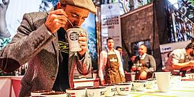 Besucher des Vienna Coffee Festivals verkostet verschiedene Kaffeesorten