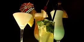 Cocktails vor schwarzem Hintergrund