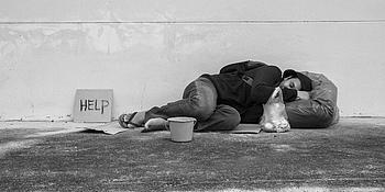 Obdachlose liegt auf der Straße und schläft