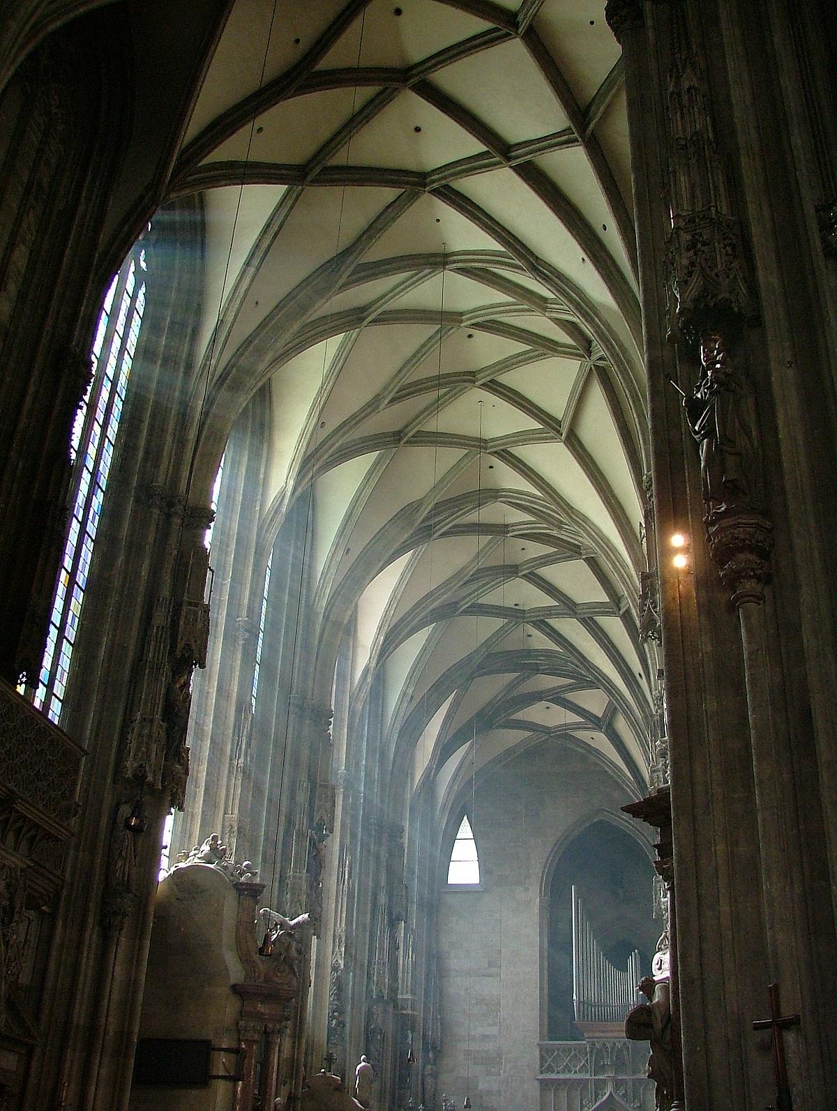 Gewölbe in einem Seitenschiff des Stephansdomes - durch die Fenster gelangt Licht in die Kirche.