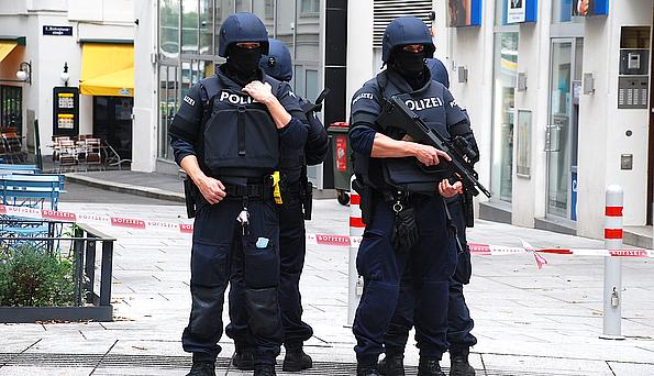 Polizeibeamte Wien mit Sturmhaube und schwer bewaffnet