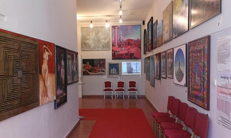 Ausstellungsraum mit vielen Gemälden