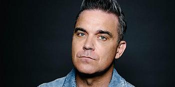 Foto von Robbie Williams im Jeanshemd zu seinem Wien Konzert in der Stadthalle