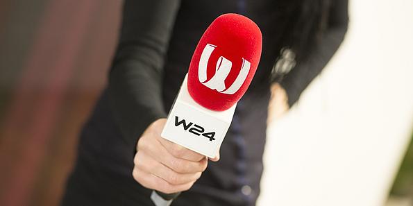Ein Moderatorenmikrofon mit Logo des W24-Senders