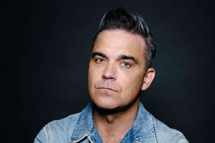 Foto von Robbie Williams im Jeanshemd zu seinem Wien Konzert in der Stadthalle