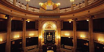 Innenraum der Synagoge in der Wiener Innenstadt von Lichtern in einem goldenen Farbton erleuchtet