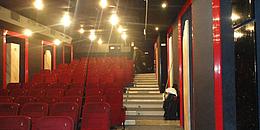 Das frisch renovierte Kino 4 mit schwarzen Wänden und roten Sesseln.