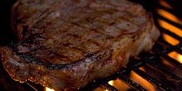 Steak auf flammendem Grill