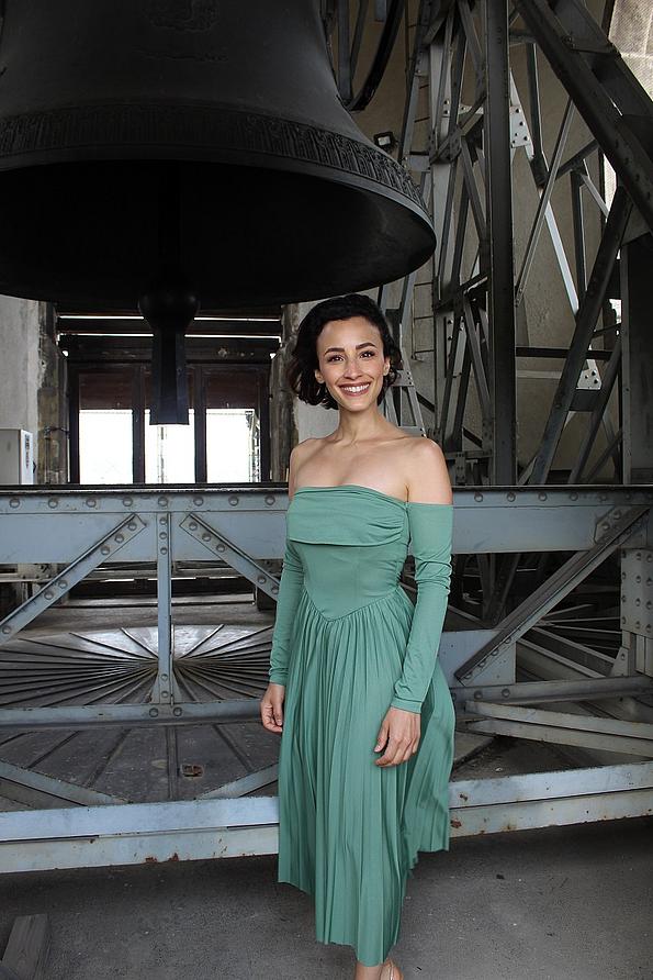 Glöckner von Notre Dame Musical: Esmeralda-Darstellerin Abla Aloui vor Pummerin am Stephansdom