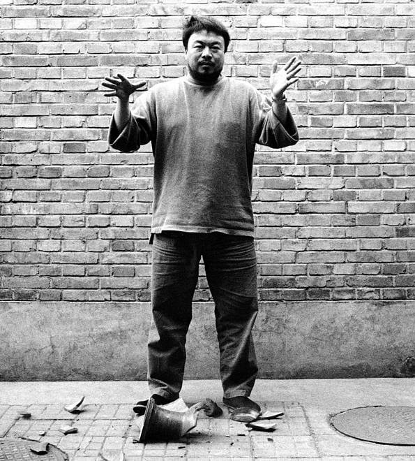 Künstler Ai Weiwei lässt Vase fallen, sie zerbricht auf dem Boden.