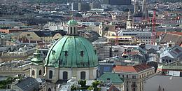 Blick von oben auf die Peterskirche in Wien.