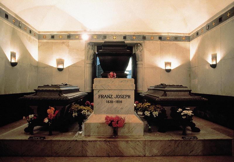 Grabstätte von Kaiser Franz Joseph mit hellem Sarg aus Mamor umgeben von zwei dunkelbraunen Särgen aus Holz