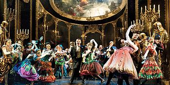 Inszenierung des Musicals Phantom der Oper auf einer bunten Bühne