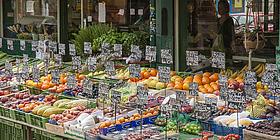 Obst- und Gemüsestände am Naschmarkt