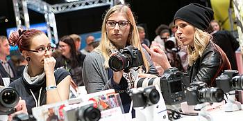 Photo+Adventure Fotomesse Wien: Frauen kaufen eine Kamera