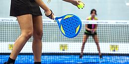 Zwei Frauen die Padel Tennis spielen