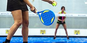 Zwei Frauen die Padel Tennis spielen