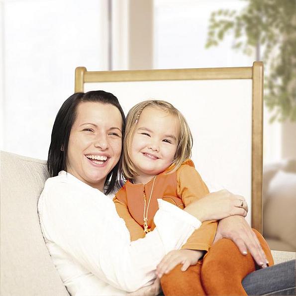 Frau mit Kind im Hintergrund weißes Standheizpaneel