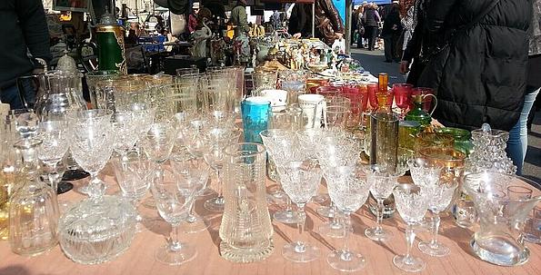 Flohmarktstand mit zahlreichen Gläsern