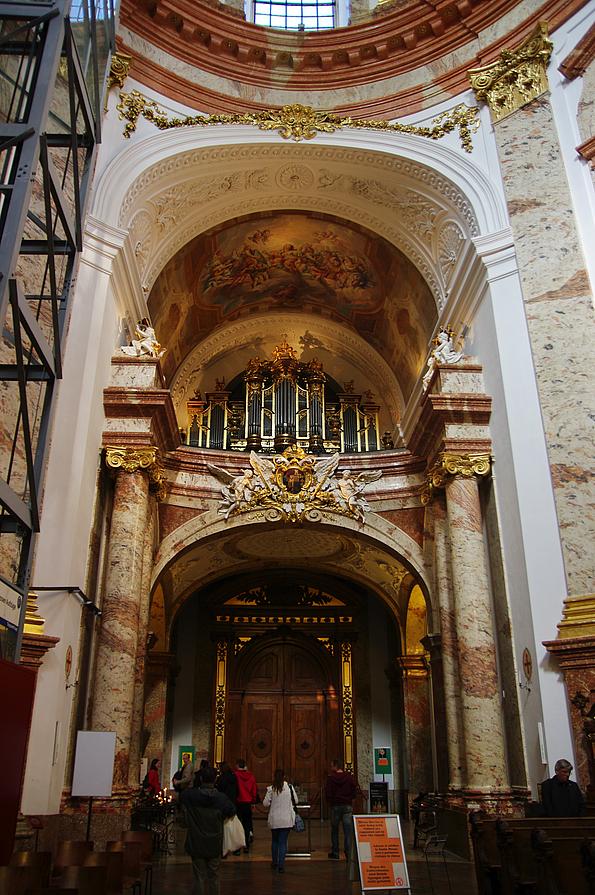 Blick auf die Orgelempore der Karlskirche.