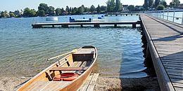 Ein Boot steht an einem Steg auf der Alten Donau