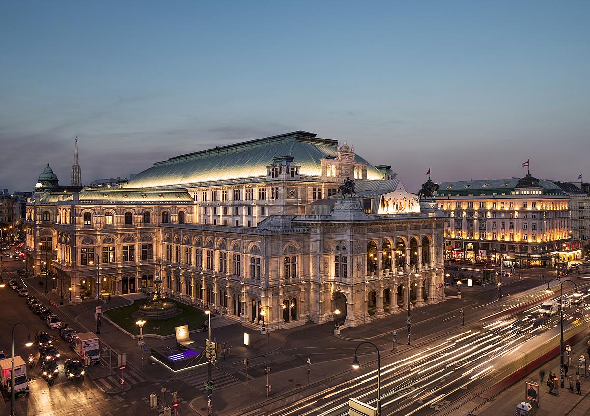 Wiener Staatsoper bei Nacht mit Blick auf Ring