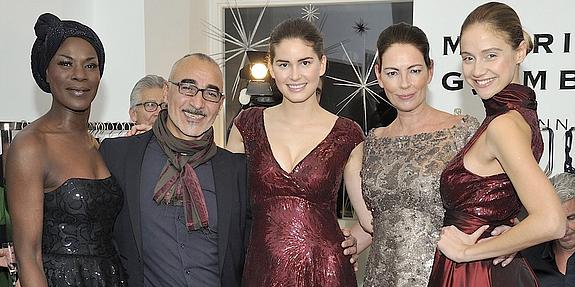 Gruppenfoto von links: Doretta Carter, Maurizio Giambra, 3 Models