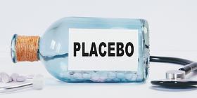 Flasche mit Medikamenten drinnen auf der Placebo steht