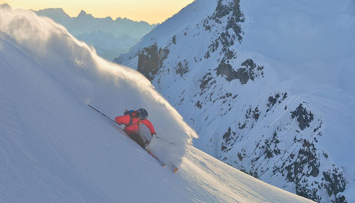 Skifahrer fährt Schneeberg hinunter