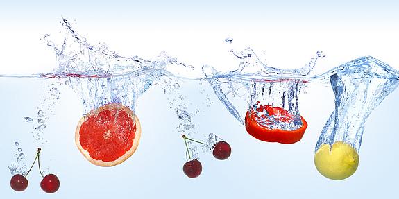 Fünf Früchte, die in reines Wasser fallen 