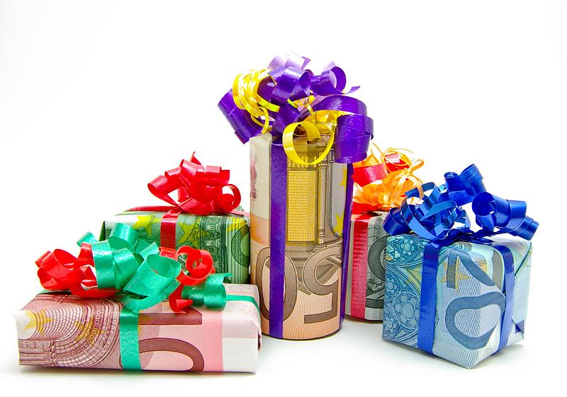 Geld als Geschenke verpackt