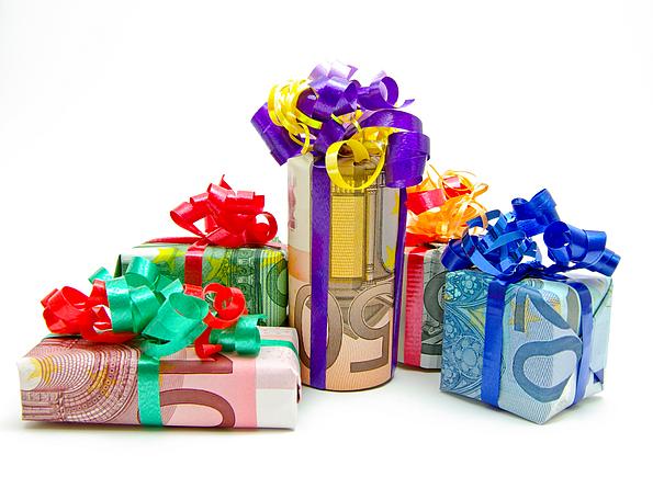Geld als Geschenke verpackt