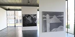 Ausstellungsraum, verglasst mit 2 Kunstwerken an Ausstellungswänden