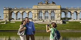 kind fotografiert Eltern vor Gloriette Schönbrunn
