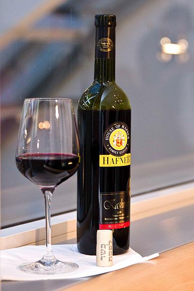 Weinflasche und Weinglas mit koscherem Wein vom Weingut Hafner am Neusiedlersee