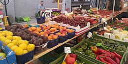 Frisches Obst auf einem Marktstand in Wien