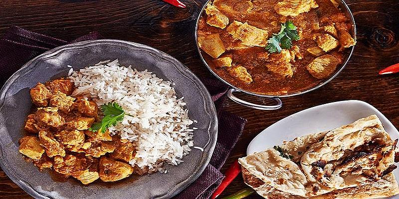 Indisches Curry mit Reis in inidschem Restaurant