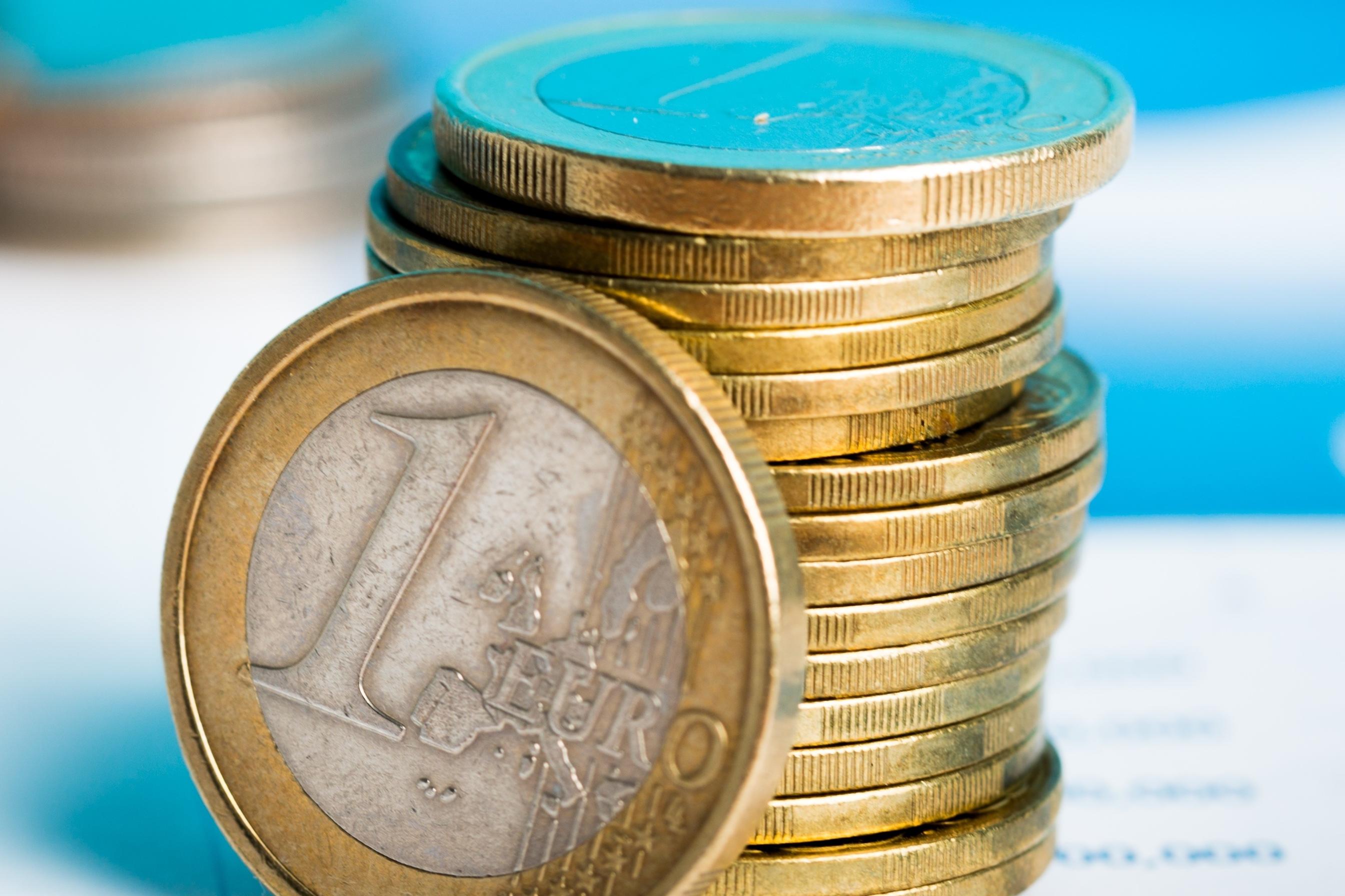 Stapel Euromünzen auf Tisch