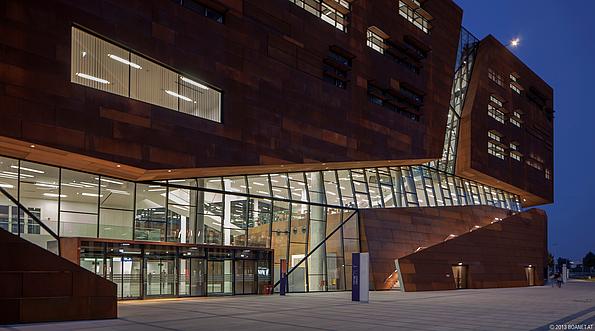 Auf dem Foto ist das von Zaha Hadid entworfene Library & Learning Center auf dem neuen Campus der WU Wien zu sehen. 