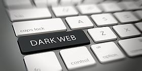 Keyboard mit schwarzer Tast auf der Dark Web steht