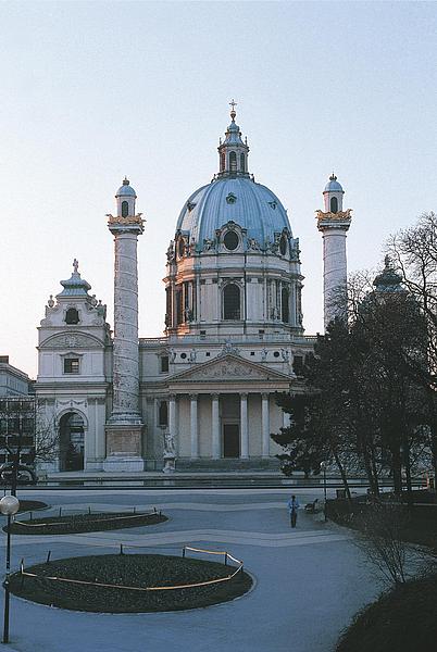Frontalanischt von Karlskirche in Wien.