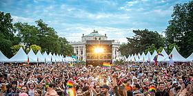 Große Menschenansammlung am Wiener Rathausplatz, im Hintergrund das Burgtheater, fotografiert während Pride Month