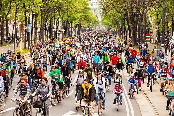 Hunderte Fahrradfahrer fahren auf der Wiener Ringstraße