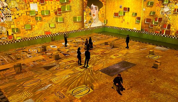 Marx Halle zeigt Klimt-Werke als übergroße Projektionen und Lichtinstallationen