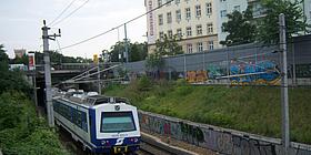 Schnellbahn unterwegs durch Wien