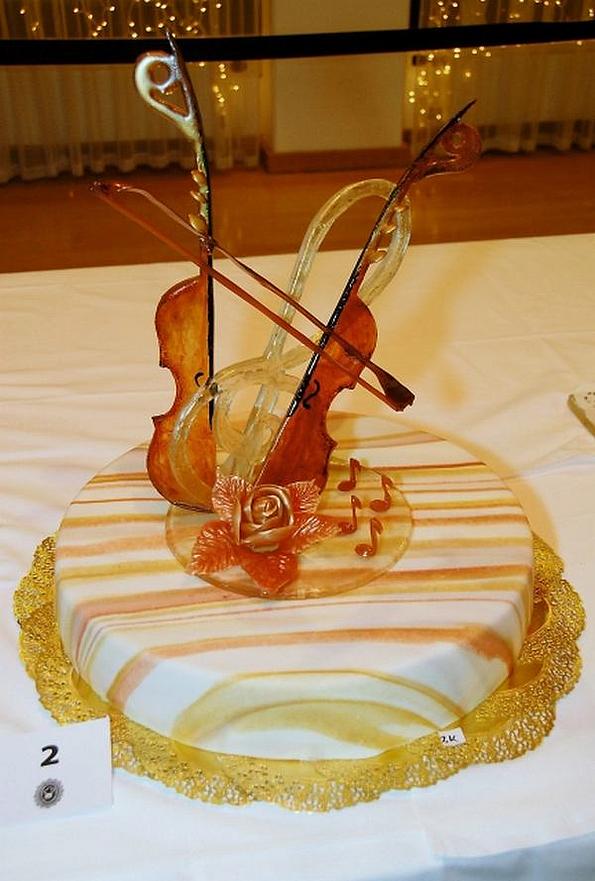 Eine geteilte, essbare Geige aus Schokolade und Karamell