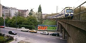 S-Bahn in Wien fährt über Brücke