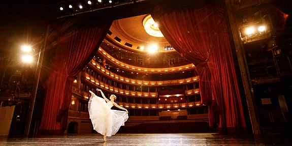 Bühne der Wiener Staatsoper mit Ballerina