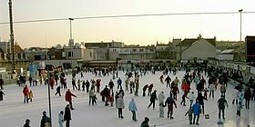 Menschen auf dem Eislaufplatz Engelmann